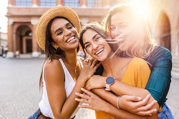 Grupo feliz de belas jovens mulheres rindo juntas ao ar livre — Fotografia de Stock