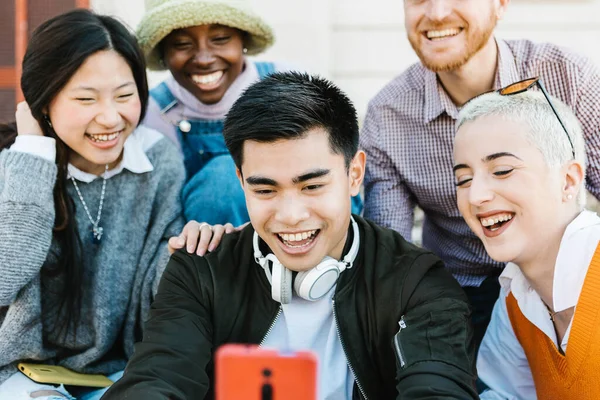 Jeunes amis multiraciaux heureux unis prenant selfie portrait avec téléphone mobile — Photo