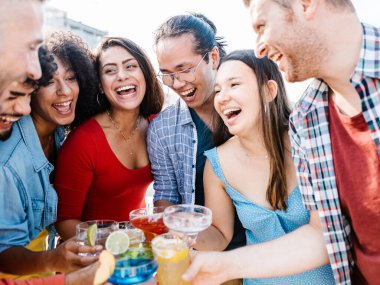 Bir grup genç arkadaş son moda yaz kokteylleriyle tezahürat yapıyor.