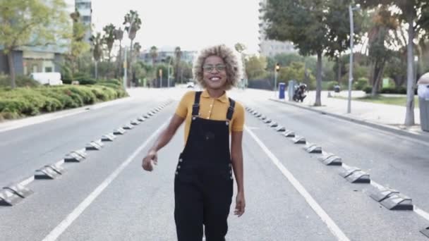 Mulher americana africana alegre dançando na rua — Vídeo de Stock