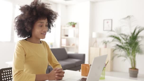 Jovem mulher africana falando em vídeo chamada reunião através de laptop em casa — Vídeo de Stock