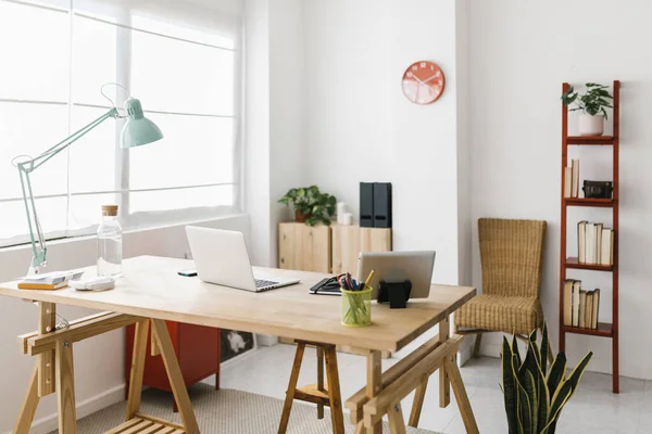 Laptop bilgisayar ve ofis malzemeleriyle ev ofis çalışma alanı