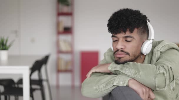 Tänksam latino ung man tänker på problemlösning medan du tittar bort — Stockvideo