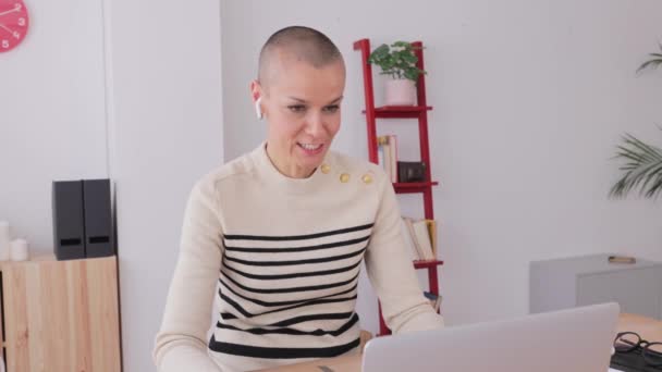 Yetişkin bir kadının ev ofisinden bilgisayar başında video görüşmesi yapması. — Stok video