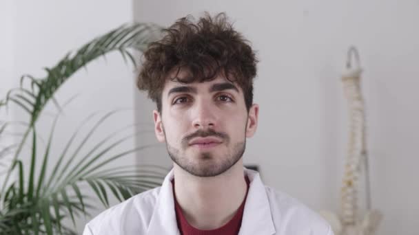 POV jeune médecin professionnel en robe blanche ayant un appel vidéo avec le patient — Video