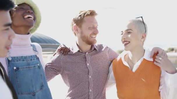 Groupe de personnes multiraciales heureuses s'amusant ensemble à l'extérieur — Video