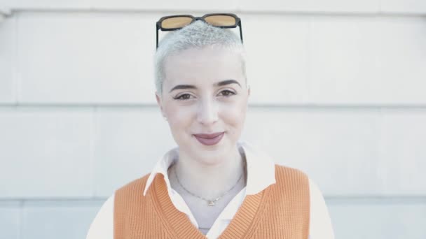 Joven mujer hipster sonriendo a la cámara - Retrato de la chica de moda de los años 20 al aire libre — Vídeos de Stock