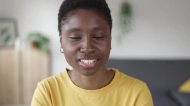 POV 'u kapat. Mutlu zenci kadın ev ofisinden video konuşmasında konuşuyor.