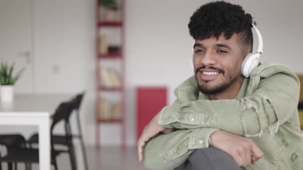 Latino americano giovane uomo che canta canzone preferita mentre si rilassa a casa — Video Stock