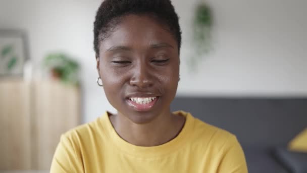 Közelkép POV boldog fekete nő beszél videohívás otthoni iroda — Stock videók