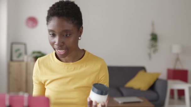 Blogueira feminina gravando um vídeo enquanto se senta na sala de estar em casa — Vídeo de Stock