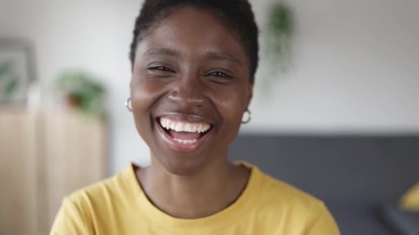 Fiatal boldog afro-amerikai nő mosolyog a kamerába otthonról — Stock videók