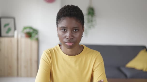 POV jeune jolie femme africaine à l'écoute de la réunion par vidéoconférence — Video