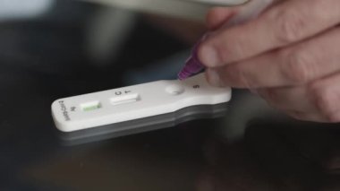 Genç adam kendi kendini test ediyor.