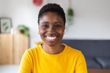 Binlerce yıllık gülümseyen Afrikalı kadının evdeki video görüntüsü