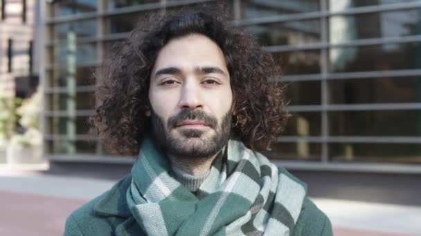 Retrato urbano del joven rizado con barba posando en la calle — Vídeos de Stock