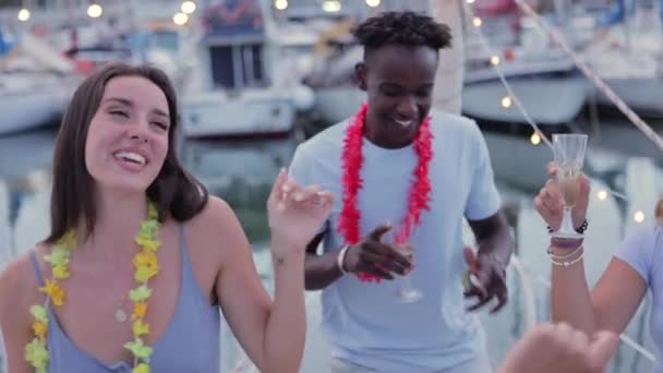 Młoda grupa wielorasowych przyjaciół tańczy na imprezie letniej na żaglówce — Wideo stockowe