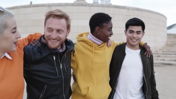Šťastná multietnická skupina mladých přátel, kteří se společně smějí venku — Stock video