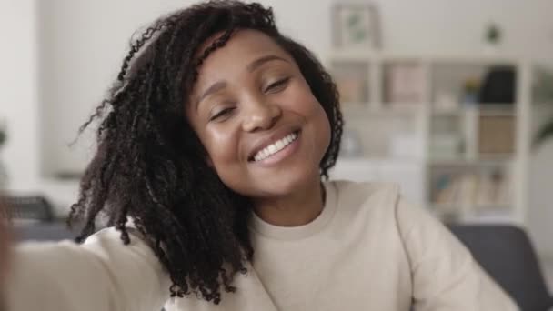 Vidám afro-amerikai fiatal nő, akinek videohívása van a barátaival telefonon — Stock videók