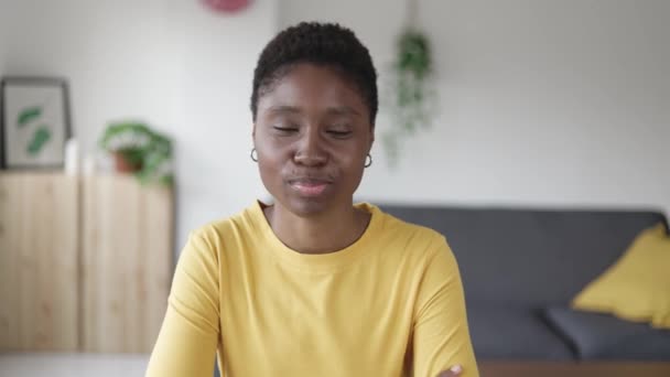 POV alegre jovem afro-americana falando em vídeo chamada de casa escritório — Vídeo de Stock