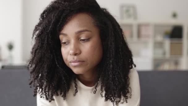 Triste jeune femme afro-américaine se sentant malheureuse et inquiète de certains problèmes — Video