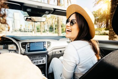 Mutlu genç çift Cabriolet yolculuğunda gülüyor