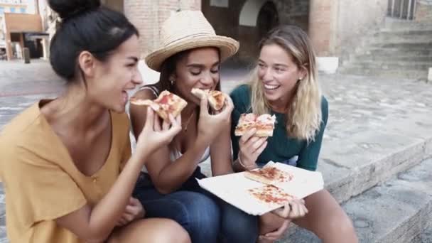 Ευτυχισμένοι φίλοι της χιλιετίας απολαμβάνοντας το Σαββατοκύριακο μαζί, ενώ τρώνε πίτσα — Αρχείο Βίντεο