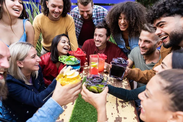 Grupo de amigos animando con bebidas de moda en el bar de cócteles de moda —  Fotos de Stock