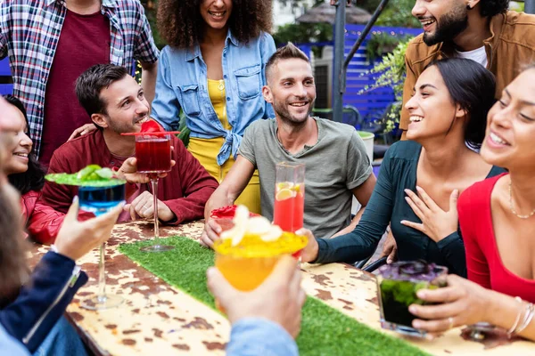 Grupo de amigos disfrutando de bebidas de moda por la tarde en el bar de la terraza happy hours — Foto de Stock