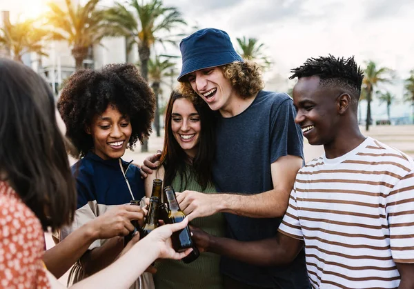 Grupo de jóvenes amigos disfrutando del verano juntos —  Fotos de Stock