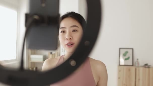 Asiatisk yoga instruktör vlogger strömmande online med hjälp av smartphone kamera — Stockvideo