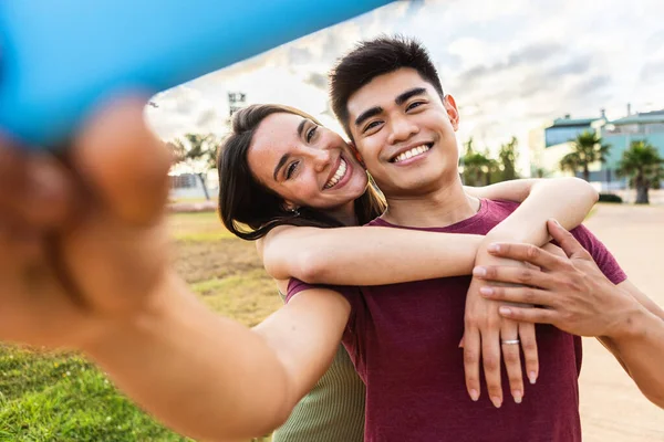 Vielrassiges junges Paar macht Selfie-Porträt im Freien — Stockfoto