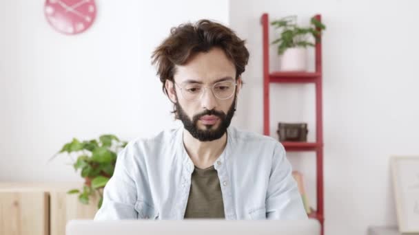 Nadšený mladý muž čtení online dobré zprávy na notebooku doma — Stock video