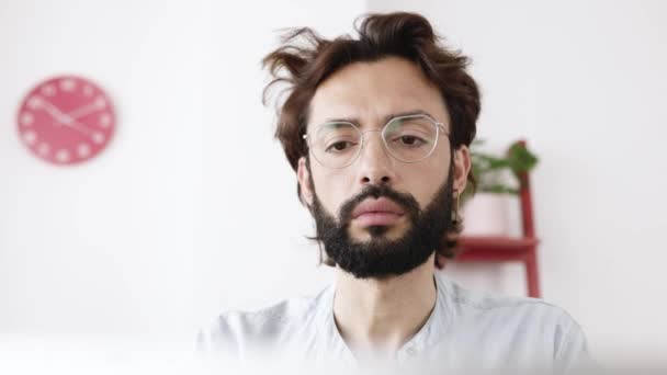 Κοντινό πλάνο hipster νεαρός ελεύθερος επαγγελματίας που εργάζονται σε φορητό υπολογιστή στο γραφείο στο σπίτι — Αρχείο Βίντεο