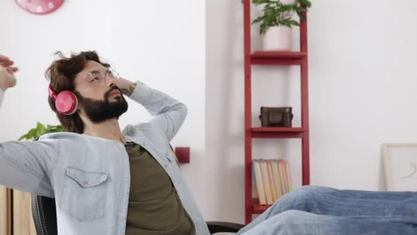 Jeune homme hipster adulte relaxant sur le lieu de travail — Video