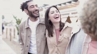 Bir grup genç arkadaş sahilde eğleniyor.