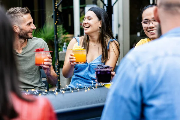 Felices amigos del milenio brindando cócteles de moda en la terraza del pub en verano — Foto de Stock