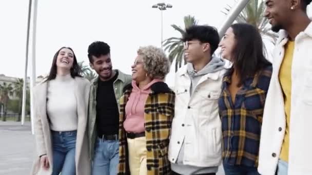 Groep multi-etnische jongeren die plezier hebben buiten — Stockvideo