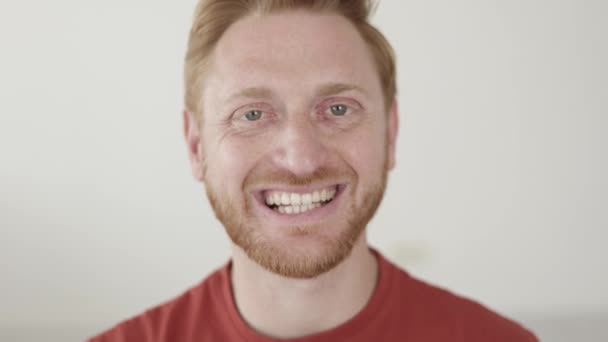 카메라 앞에서 웃고 있는 빨간 머리 청년의 모습 — 비디오