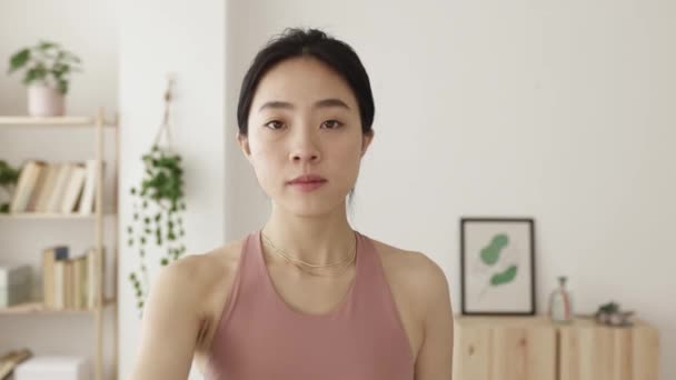 Ung asiatisk kvinna tränar med hantlar hemma. — Stockvideo