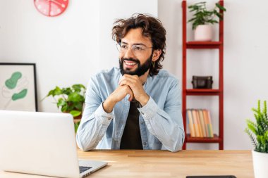 Güler yüzlü işadamı işten uzaklaşırken hayal kuruyor..