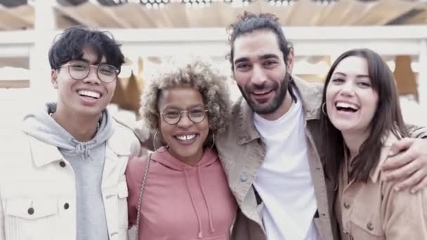 Groepsportret van multiraciale vrienden glimlachend op camera — Stockvideo