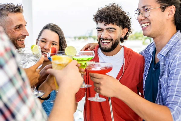 Group of happy best friends drinking cocktails in summer party —  Fotos de Stock