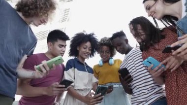 Akıllı telefon kullanan ve sosyal medyada içeriği paylaşan bir grup genç