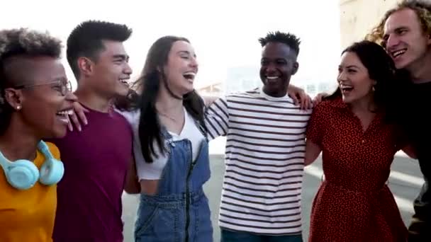 Gelukkige multiraciale mensen die samen buiten staan — Stockvideo