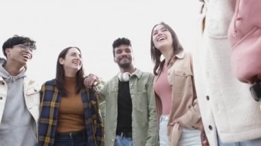 Birleşik mutlu çok ırklı gençler dışarıda konuşuyorlar.