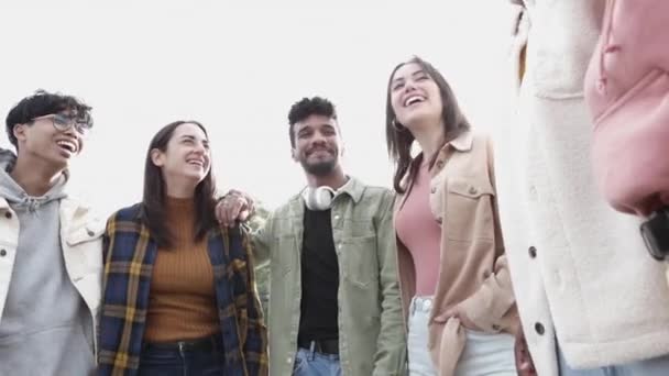 Verenigd gelukkig multiraciale jongeren praten buiten — Stockvideo