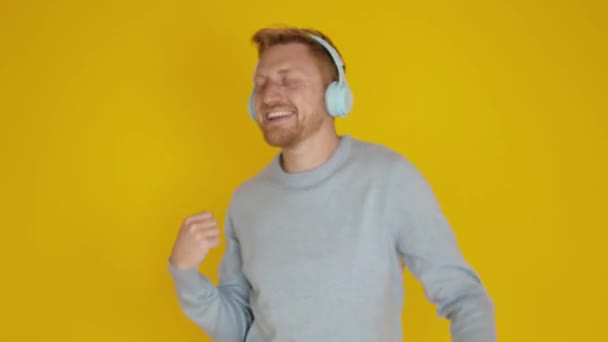 Felice giovane adulto ispanico latino uomo danza contro sfondo giallo — Video Stock