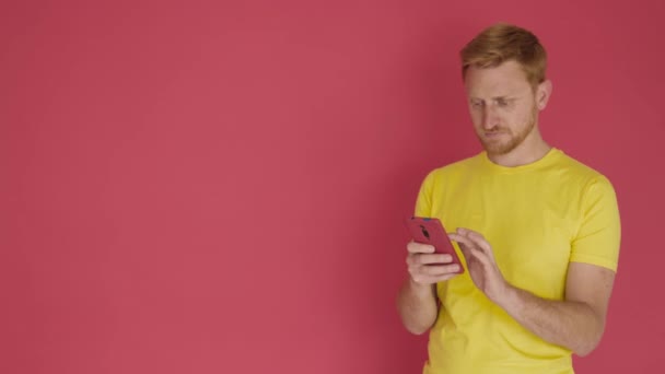Fröhlicher junger Mann genießt Erfolg nach dem Lesen guter Nachrichten auf dem Handy — Stockvideo
