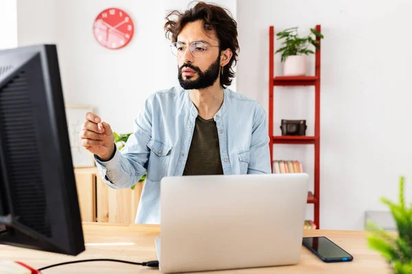 Joven hipster freelancer hombre trabajando concentrado en ordenador portátil desde casa — Foto de Stock